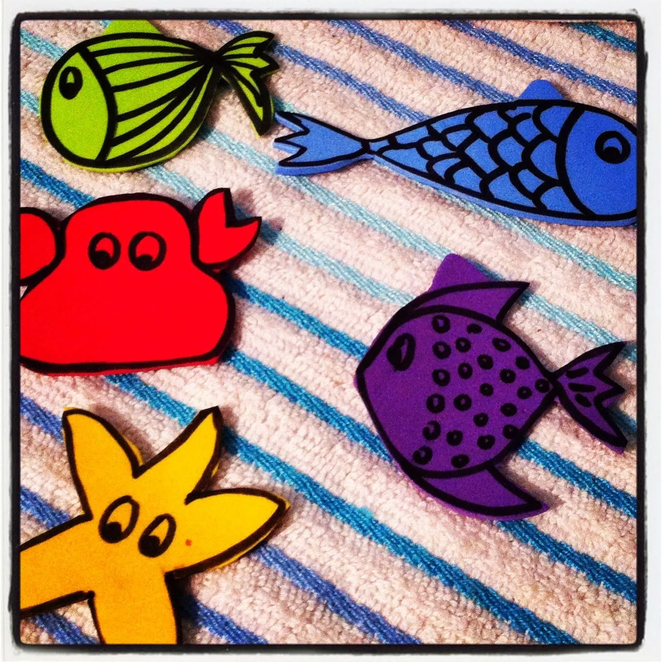 ITACA BUSCANDO A ULISES: DIY: PECERA CON PECES DE COLORES DE GOMA EVA