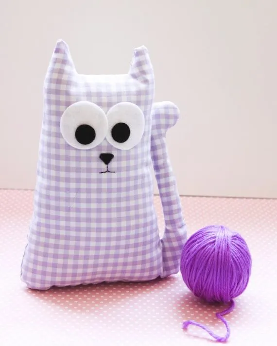 Items similar to Divertido gatito - Gato de tela en lila on Etsy