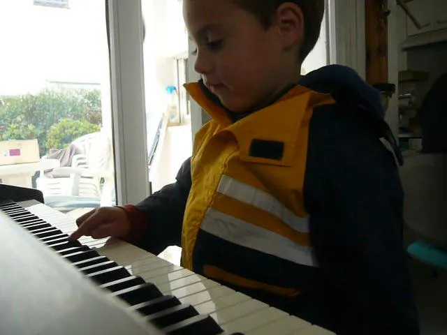 Jaime tocando el piano 7-11-2010 on Vimeo