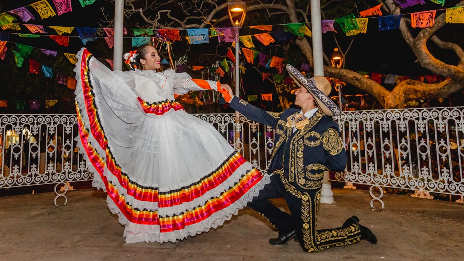 Jarabe Tapatío: Peculiaridades y Vestimenta - Vallarta Lifestyles