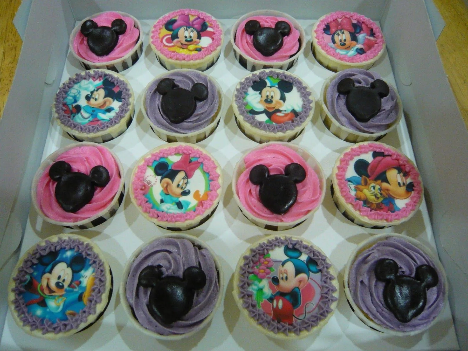 Jenn Cupcakes & Muffins: Mickey Cupcakes treat