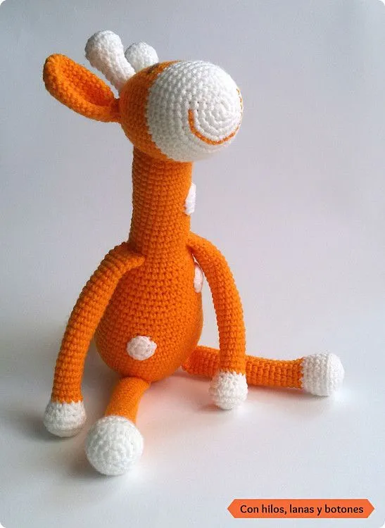 Jirafa amigurumi naranja | Con hilos, lanas y botones