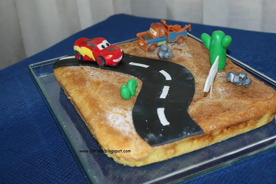 Jitraiadas dulces y saladas: Bizcocho-tarta de Cars para Álvaro