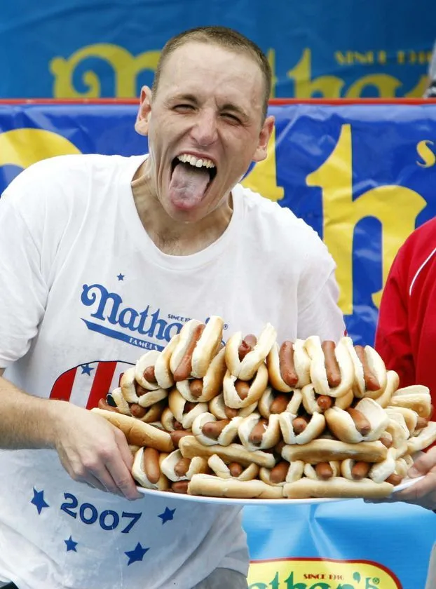 Joey Chestnut batió record comiendo Hot Dogs