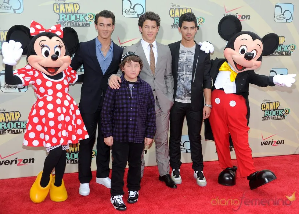 Los Jonas Brothers con Minnie y Mickey Mouse - Fotos de ocio en Diario ...