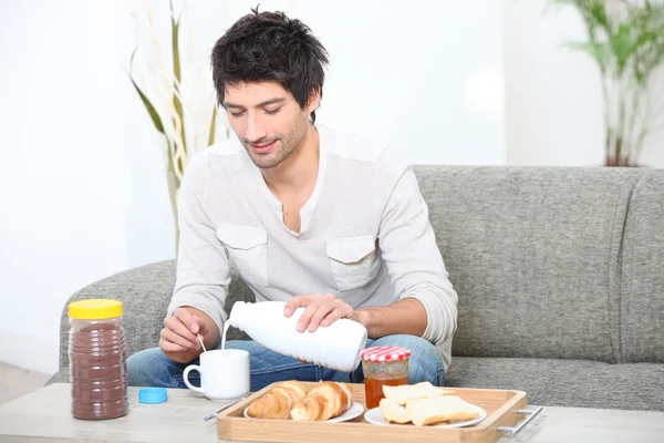 joven desayunando en su sala de estar — Foto stock © photography33 ...