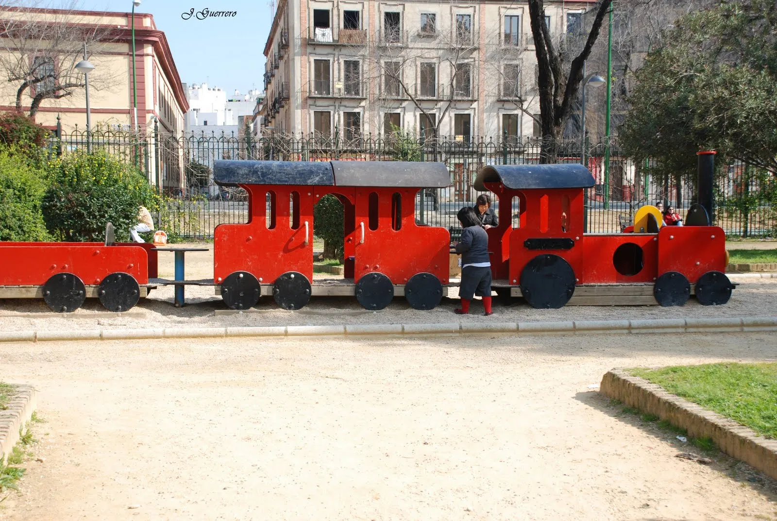  ... Juan Guerrero: Un tren de juguete,para niños,en Parque Sevillano