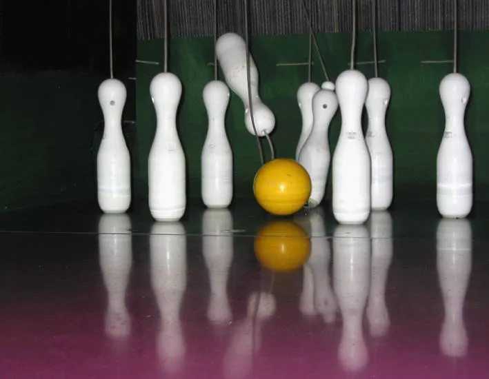 Juego de bolos con material reciclado :: Juego de bowling de ...