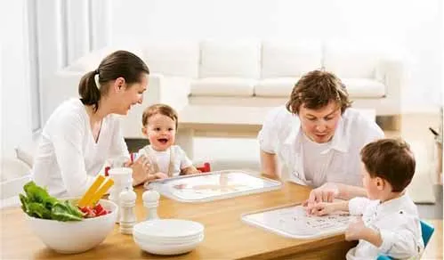 familia comiendo Es importante poner límites escuchando, sintiendo y ...