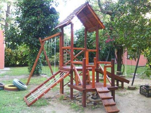 Fotos de Cabaña para niños y juegos infantiles de madera - Santa ...