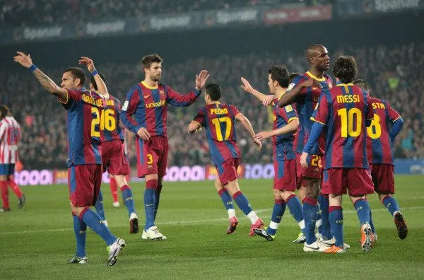 Los jugadores del Barcelona celebran el segundo tanto ante el ...