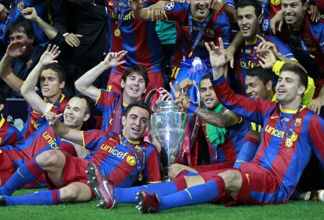 Los jugadores del Barcelona y el posado de rigor con la Copa de ...