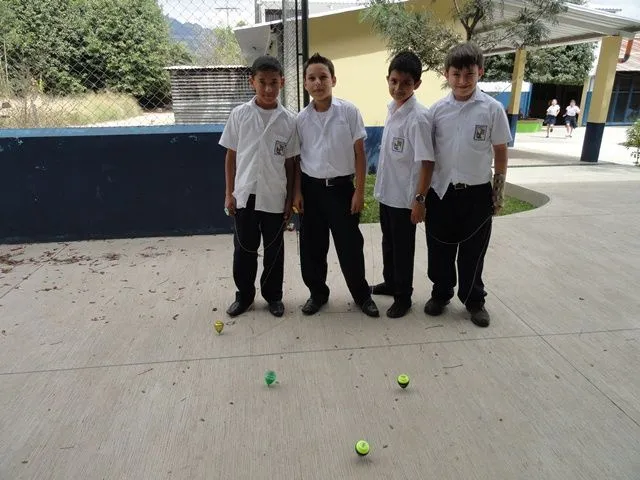 Jugando Trompos | Colegio San Benito - Esquipulas