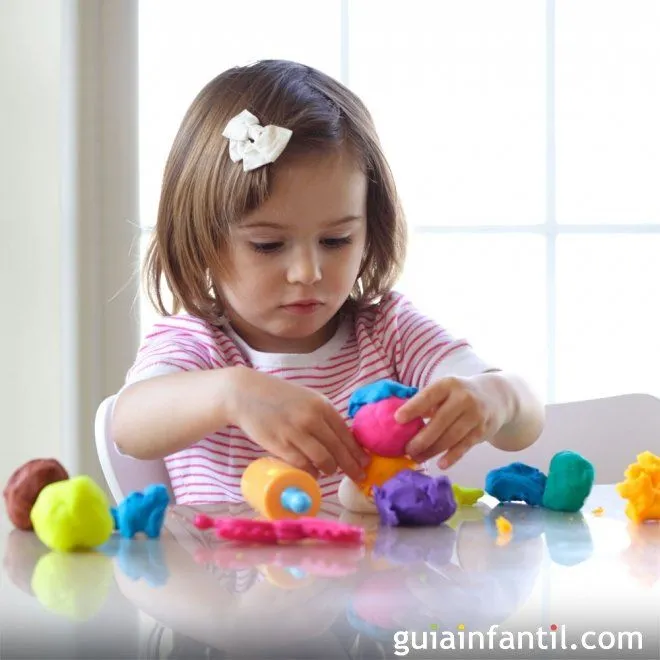 Jugar a modelar con plastilina - Juegos baratos para mantener a ...