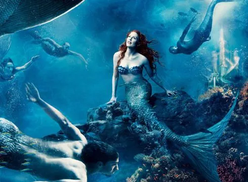 Julianne Moore revive el cuento de 'La Sirenita' en una campaña ...