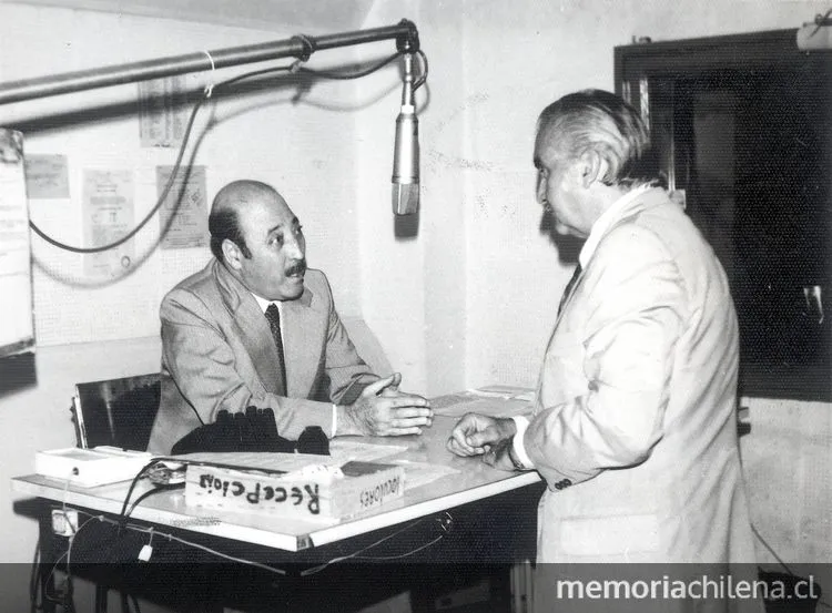 Julio Martínez y Sergio Livingstone en los estudios de radio ...