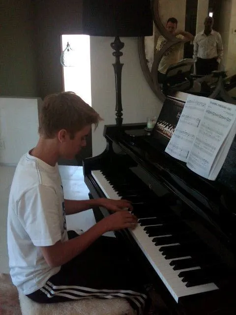 Justin Bieber Ecuador Fans : Foto de Justin tocando el piano