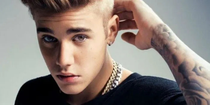 JUSTIN BIEBER EXPULSA DE ZONA VIP A CHICAS FEAS | Mega.cl