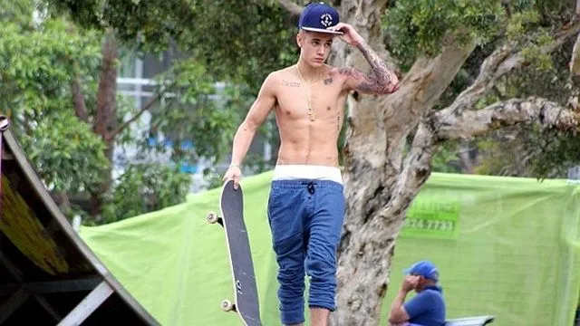 Justin Bieber se tatúa en pleno vuelo