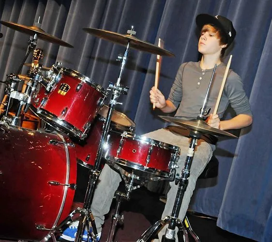 Justin Bieber tocando la batería en un fotograma del documental ...