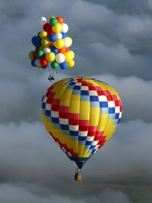 Keny desde Carcabuey: Volar con globos de helio. Cluster Ballooning