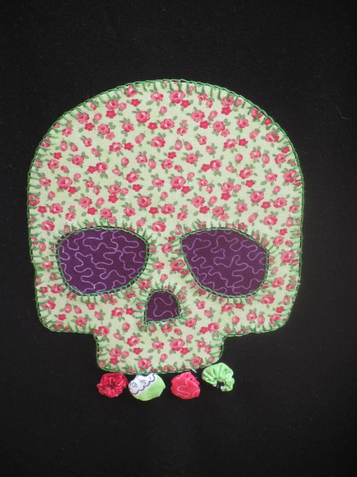 Labores Cris: Camiseta con Calavera de flores.