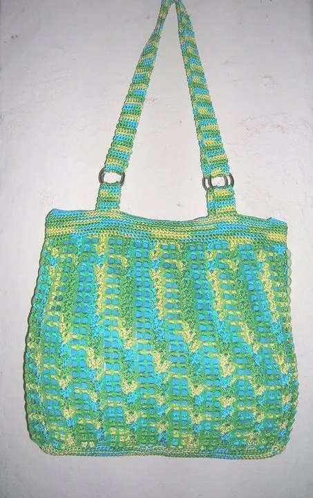 Mis labores en Crochet: Bolsa verde con fichas plasticas