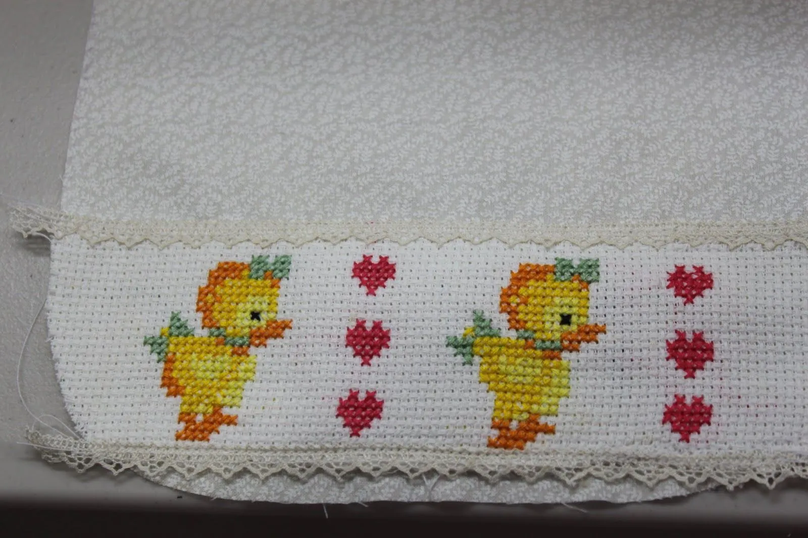 LABORES DE LILIANA: BABERO PUNTO DE CRUZ- POLLITOS