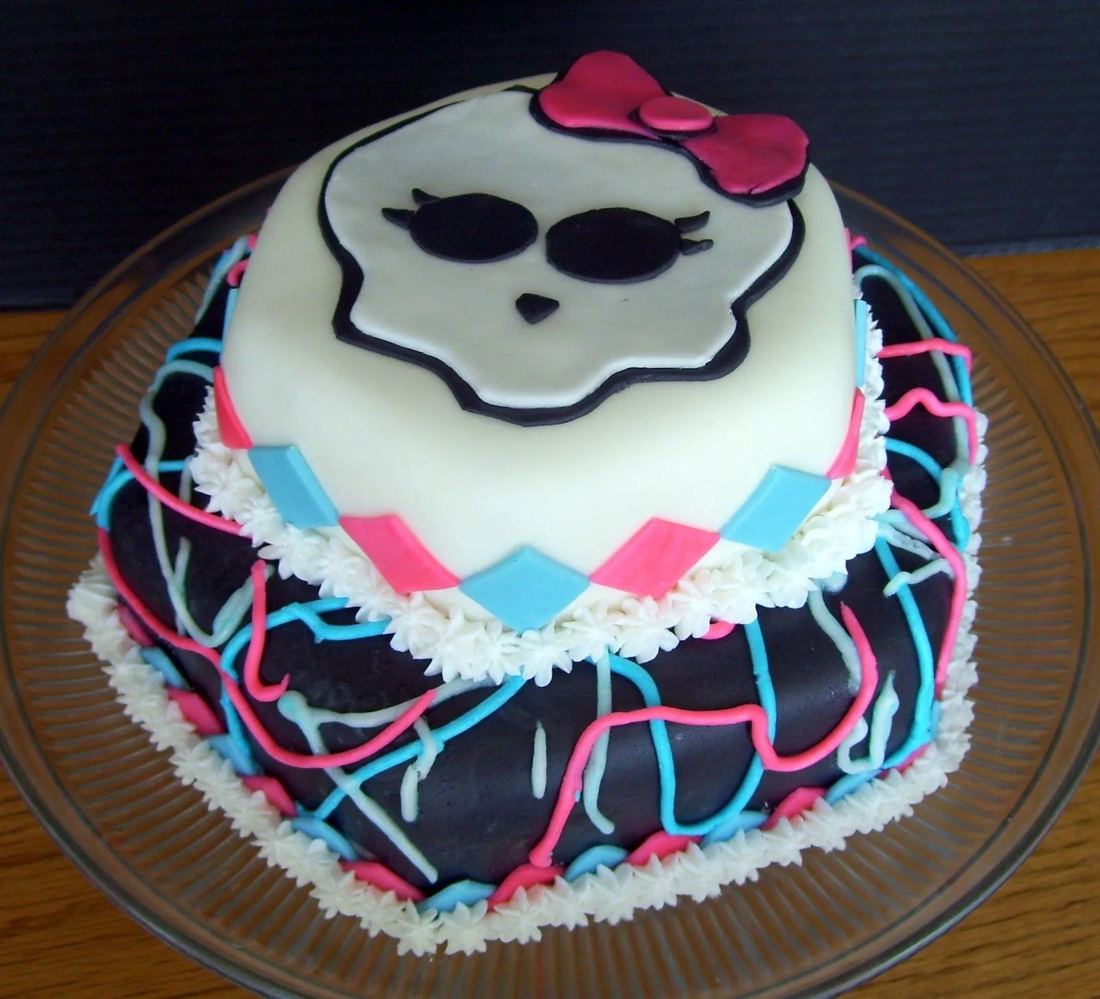 Ladybug Designs: Kaylie's Monster High Cake