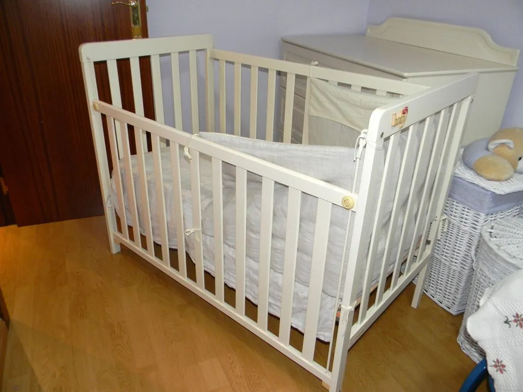 LANZAN PIROTECNIA EN APARTAMENTO DE COAMO Y QUEMAN CUNA DE BEBÉ ...