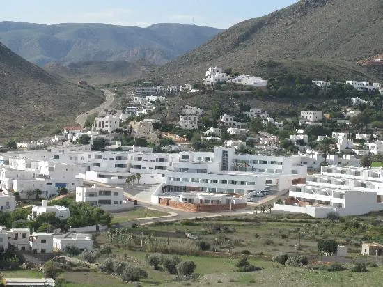 las-negras-y-el-hotel.jpg