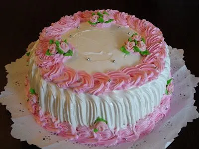 lastortasdemaria: Torta con merengue rosa decorado con flores