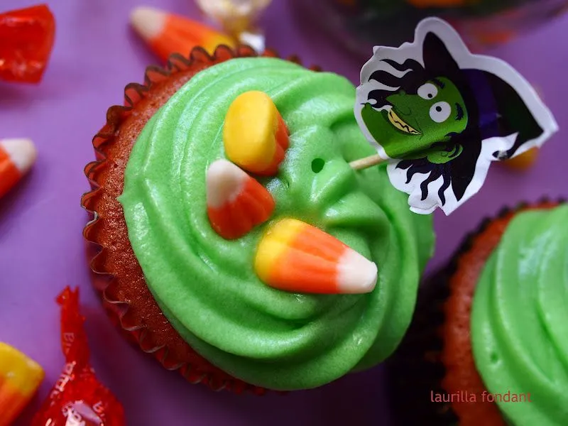 laurilla fondant: CUPCAKES CON CANDY CORNS EN EL MES DE HALLOWEEN