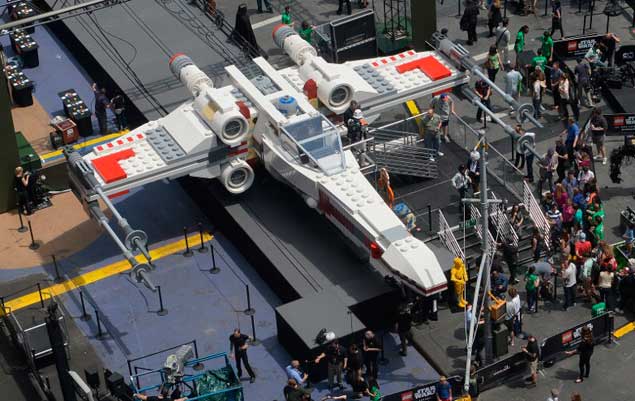 Lego presenta en Nueva York réplica tamaño real de una nave de ...