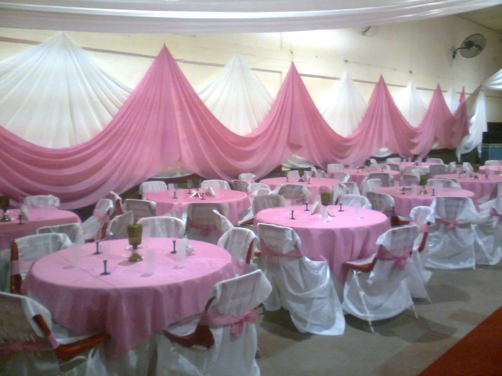 Lian Decoraciones: cumple de 15 en tonos Rosa blanco y plateado