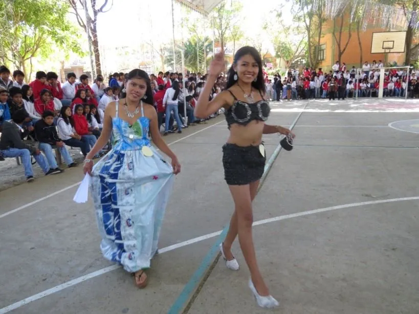 Liceo Tarija: DESFILE VESTIDOS MATERIAL RECICLADO