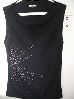 Linda blusa com apliques de pequeninas bolas transparentes e vermalhas ...