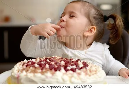 linda niña comiendo pastel Fotos stock e Imágenes stock | Bigstock