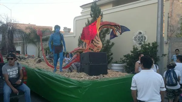 Ya listo relaciones internacionales en el desfile de la lobos #uad ...