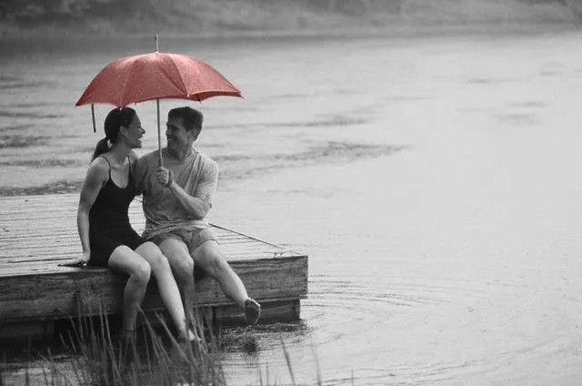 Lluvia + gris + chocolate = hacerte el amor junto a la ventana ...