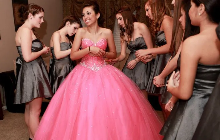 Lovely Quinceañera photo idea, "Getting Dressed" Damas helping Mis ...