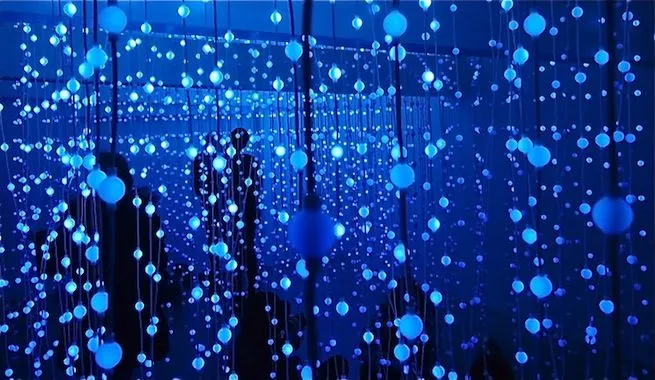 Luces LED flotantes crean universos mágicos