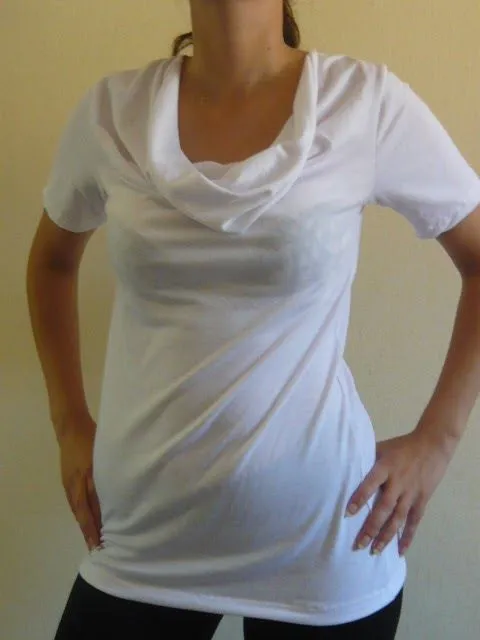 Lucre´s: Remera cuello caido,en blanco y en negro 259$