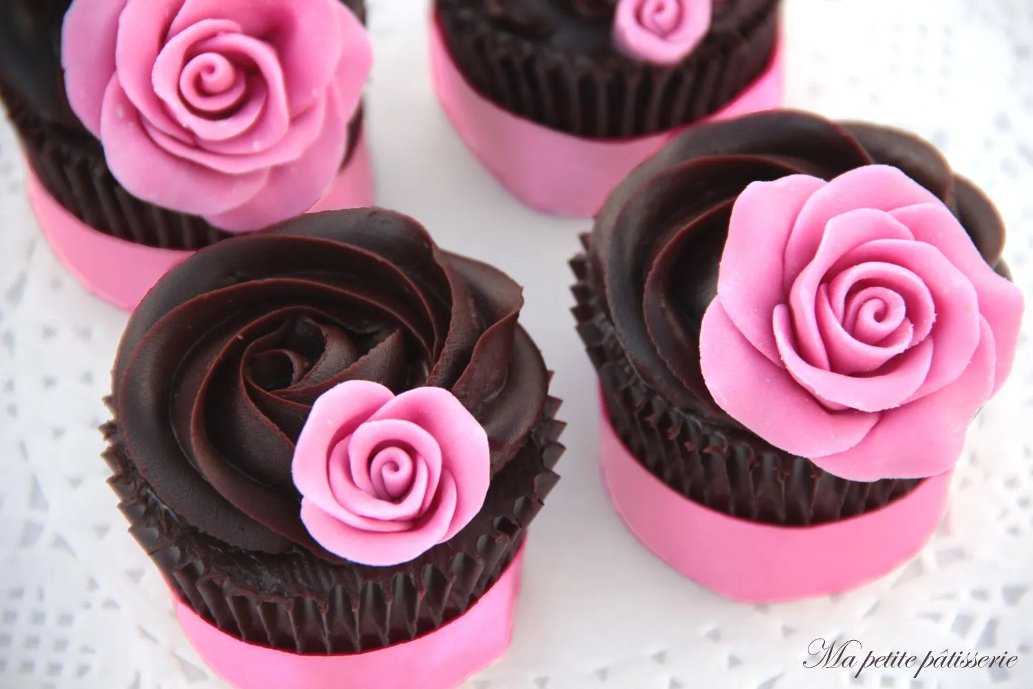 Ma petite pâtisserie: Cupcakes de café y chocolate 70% y rosas de ...