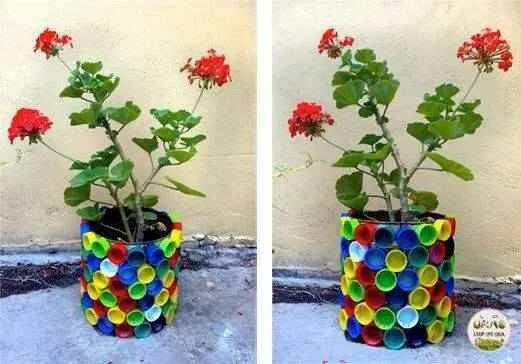 Maceta hecha con tapitas de plastico de diferentes colores ...