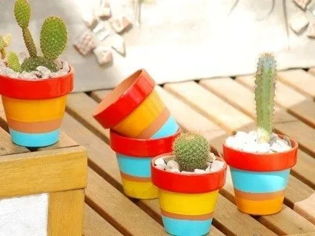 Macetas decoradas para dar vida al balcón o jardín