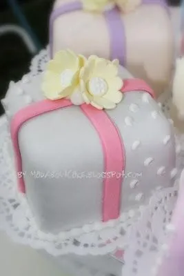 Mad About Cake: Sweet Mini Fondant Cakes- "Pastel Mood"