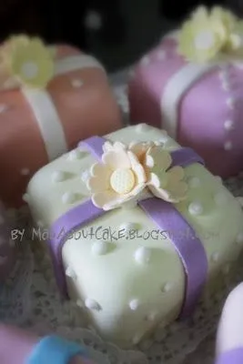 Mad About Cake: Sweet Mini Fondant Cakes- "Pastel Mood"