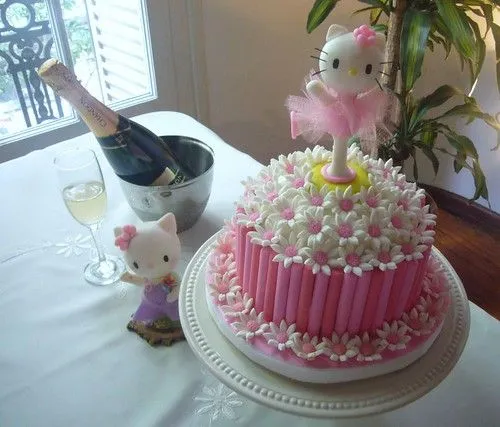 MADELEINE'S 1ST BIRTHDAY PARTY. HELLO KITTY FONDANT CAKE | Flickr ...