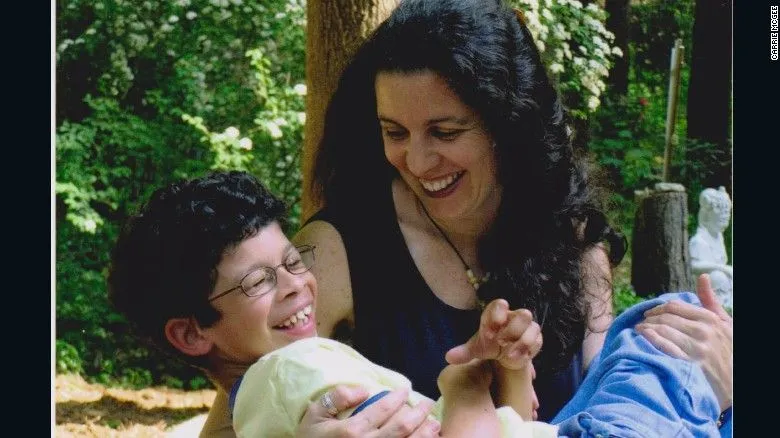 Madre irrazonable' abraza el mundo de los niños discapacitados ...